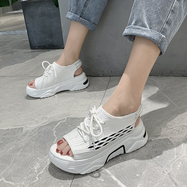 Sieviešu tekstila sandales un plakanas zoles