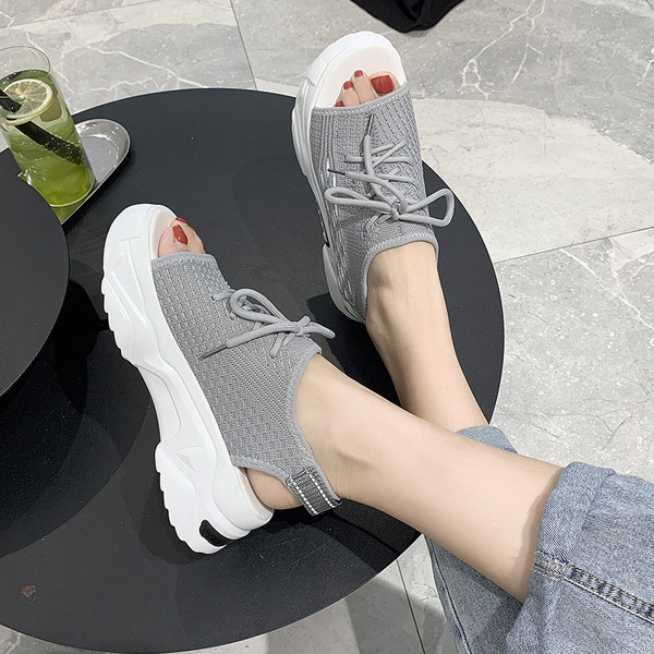 Sieviešu tekstila sandales un plakanas zoles