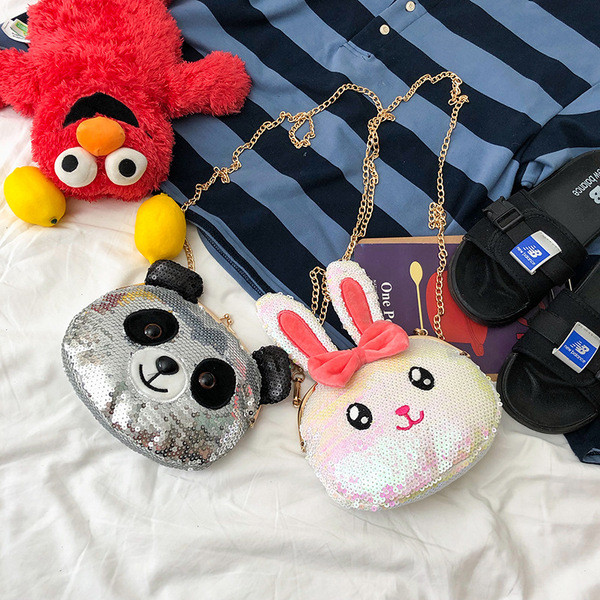 Kis gyermektáska fém lánccal és flitterekkel