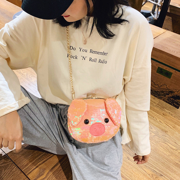 Kis gyermektáska fém lánccal és flitterekkel