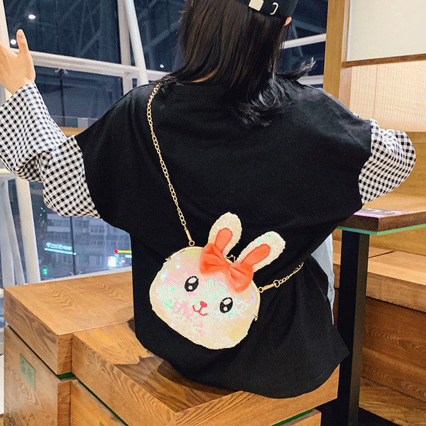 Kis gyermektáska fém lánccal és flitterekkel