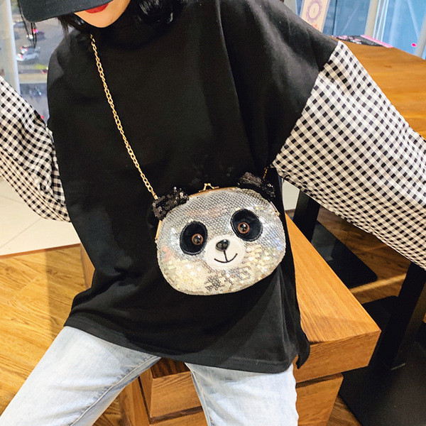 Kis gyermektáska fém lánccal és flitterekkel