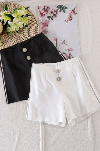 Mūsdienīgi sieviešu šorti ar akmentiņiem un pogām