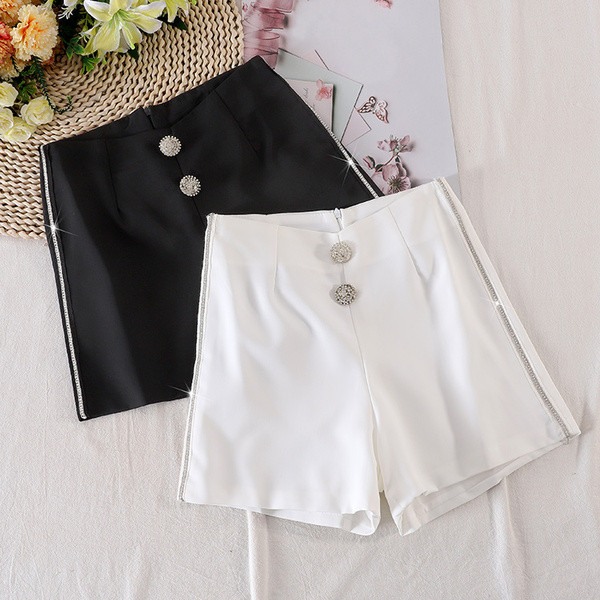 Mūsdienīgi sieviešu šorti ar akmentiņiem un pogām