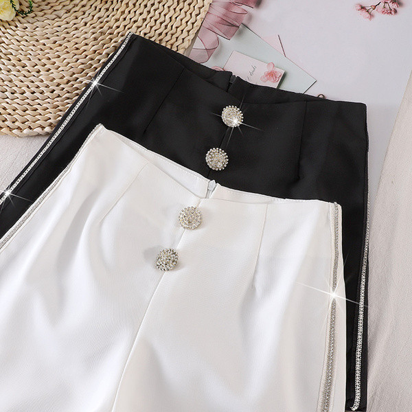 Mūsdienīgi sieviešu šorti ar akmentiņiem un pogām