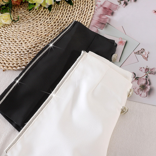 Mūsdienīgi sieviešu šorti ar akmentiņiem un pogām