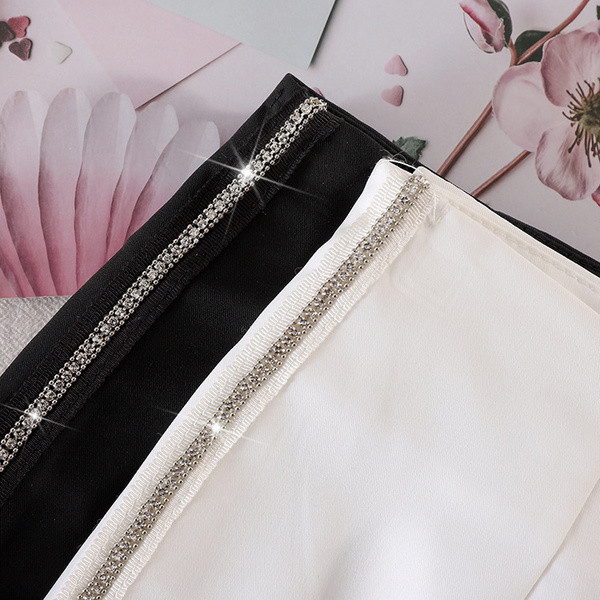 Mūsdienīgi sieviešu šorti ar akmentiņiem un pogām