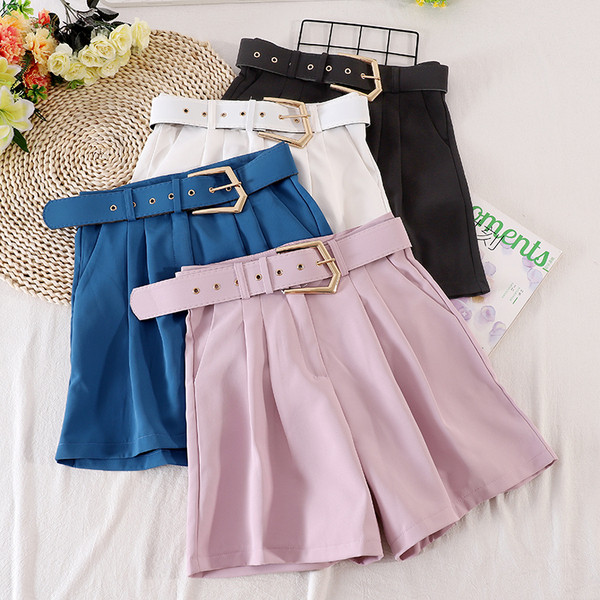 Mūsdienīgi sieviešu šorti ar jostu un augstu vidukli