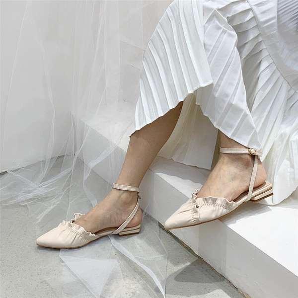 Sieviešu smailas kurpes no eko ādas ar lokām