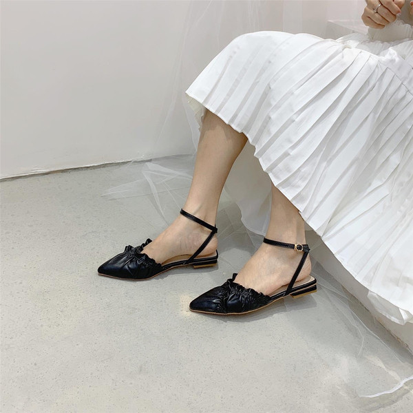 Sieviešu smailas kurpes no eko ādas ar lokām