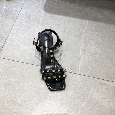 Sieviešu sandales ar silikona lencēm un metāla apdari