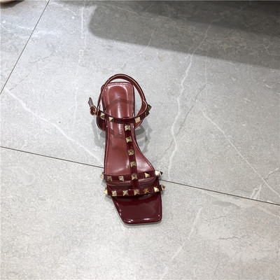 Sieviešu sandales ar silikona lencēm un metāla apdari