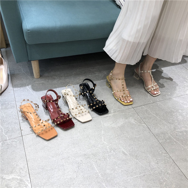 Sieviešu sandales ar silikona lencēm un metāla apdari