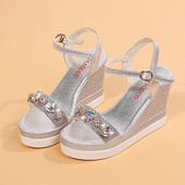 Neformālas sieviešu platformas sandales ar akmeņiem