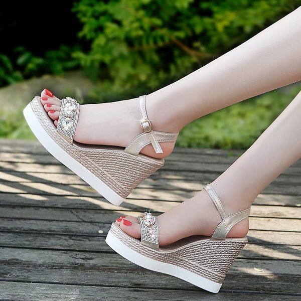 Neformālas sieviešu platformas sandales ar akmeņiem
