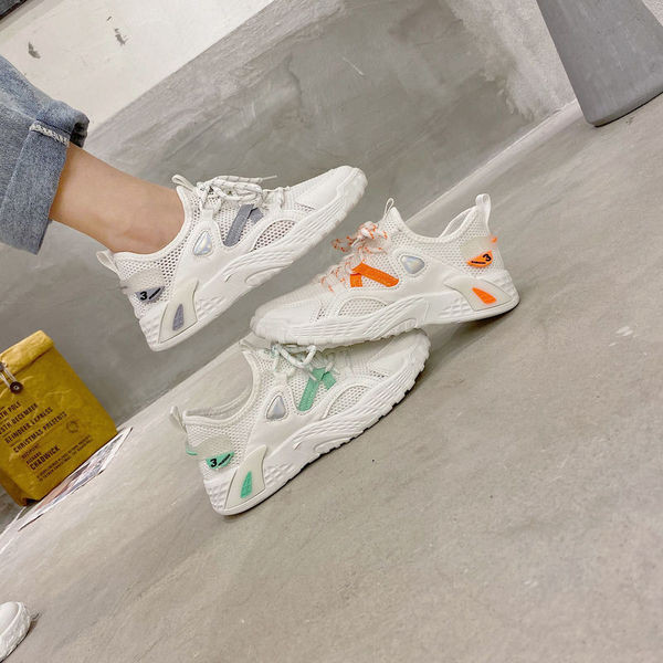 Női tornacipő ÚJ modell színes fűzővel és vastag talppal