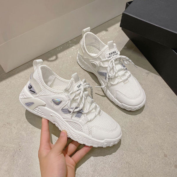 Női tornacipő ÚJ modell színes fűzővel és vastag talppal