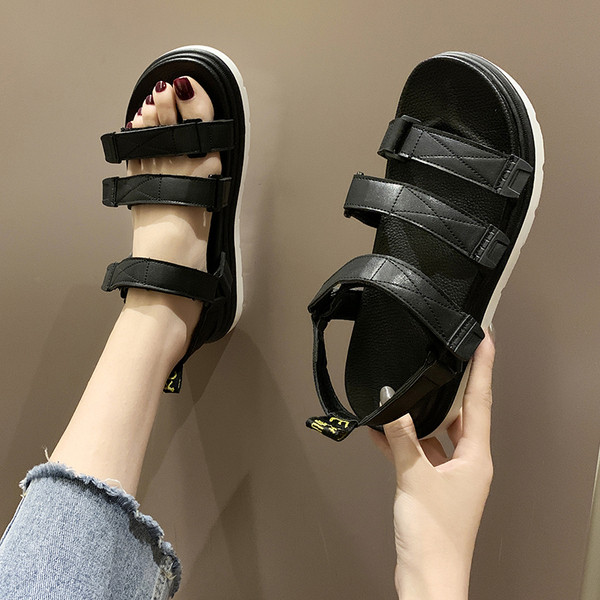 Sieviešu ikdienas ādas sandales ar plakanām zolēm