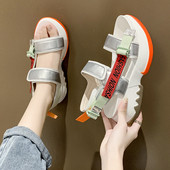 Stilīgas sieviešu sandales ar augstām zolēm un uzrakstu