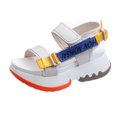 Stilīgas sieviešu sandales ar augstām zolēm un uzrakstu