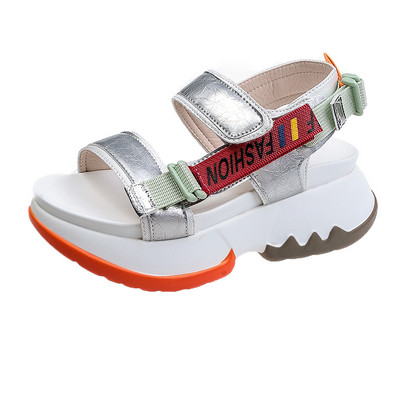 Stilīgas sieviešu sandales ar augstām zolēm un uzrakstu