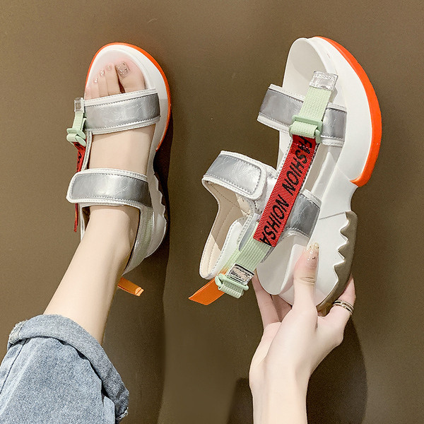 Stilīgas sieviešu sandales ar augstām zolēm un uzrakstu