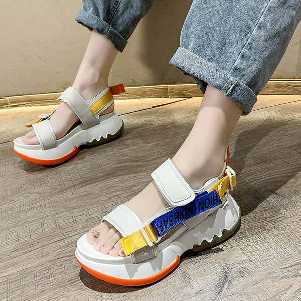 Stilīgas sieviešu sandales ar augstām zolēm un uzrakstu