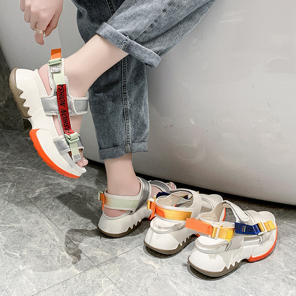 Stilīgas sieviešu sandales ar augstām zolēm un uzrakstu