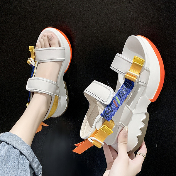 Stilīgas sieviešu sandales ar augstām zolēm un uzrakstu