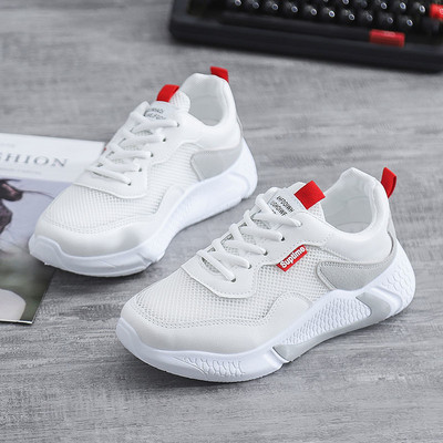 Sportiskas ikdienas sieviešu kedas ar mežģīnēm un raupju zoli