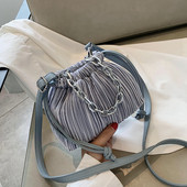 Modern női táska lánccal és hosszú füllel