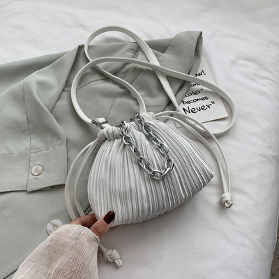 Modern női táska lánccal és hosszú füllel