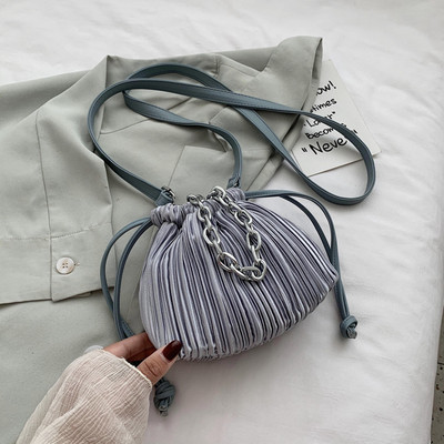 Modern női táska lánccal és hosszú füllel