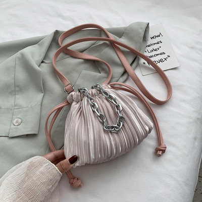 Modern női táska lánccal és hosszú füllel