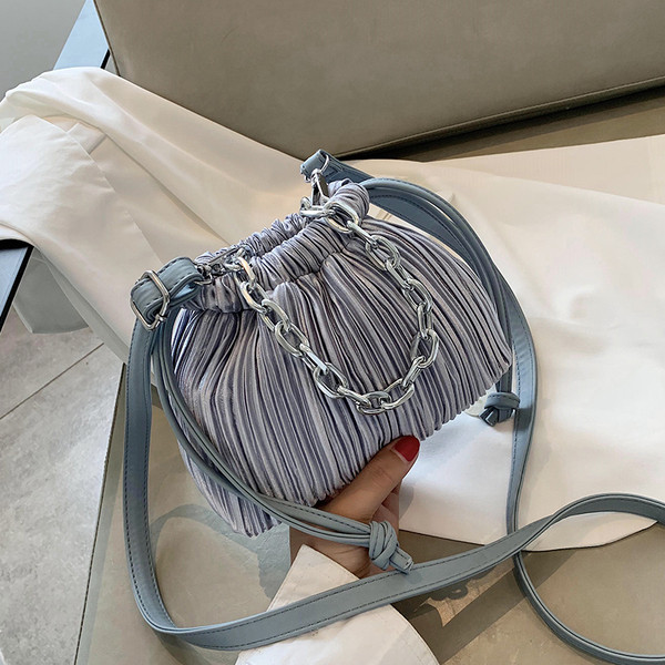 Modern női táska lánccal és hosszú füllel