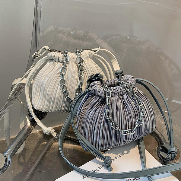 Modern női táska lánccal és hosszú füllel