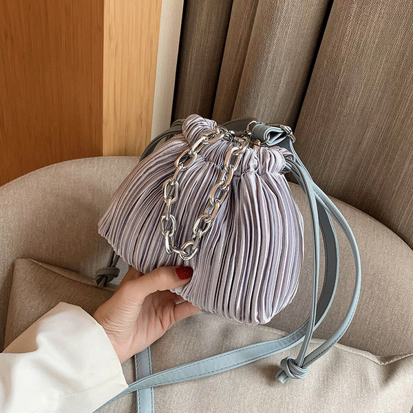 Modern női táska lánccal és hosszú füllel