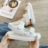 Sieviešu ikdienas sandales ar ielāpiem un biezu zoli