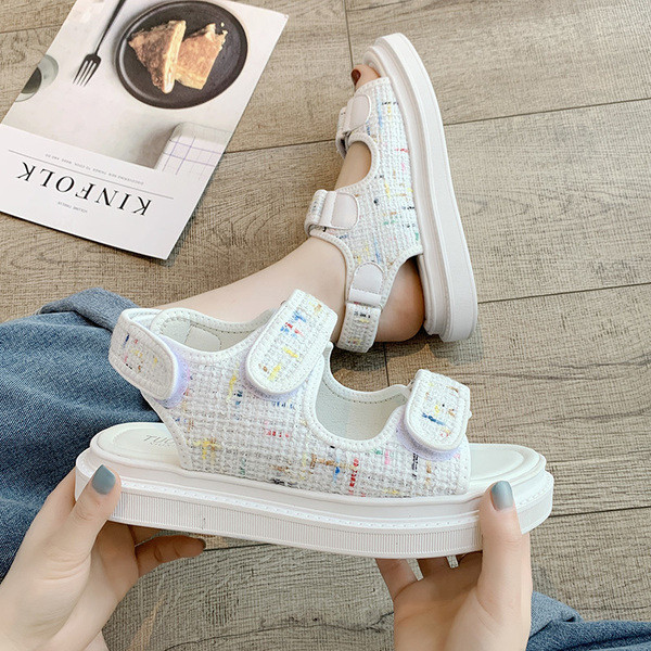 Sieviešu ikdienas sandales ar ielāpiem un biezu zoli