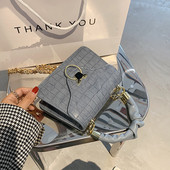 Moderna sieviešu soma ar metāla aizdari un diviem rokturiem