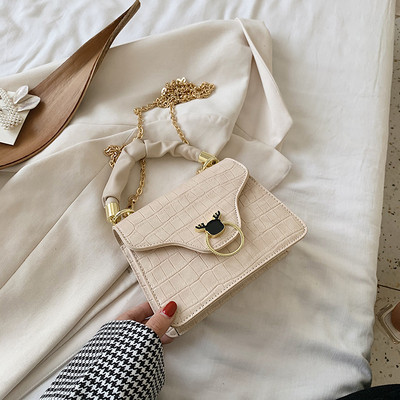 Moderna sieviešu soma ar metāla aizdari un diviem rokturiem