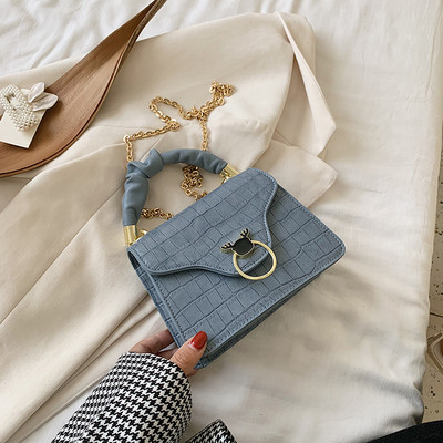 Moderna sieviešu soma ar metāla aizdari un diviem rokturiem