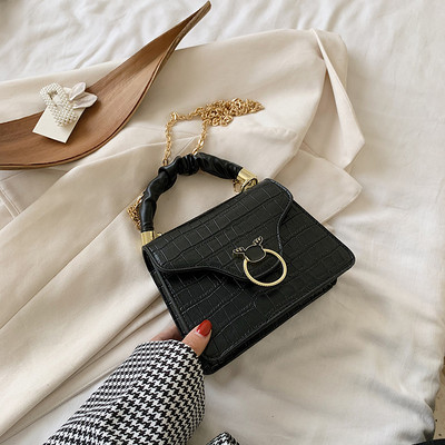 Moderna sieviešu soma ar metāla aizdari un diviem rokturiem