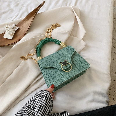 Moderna sieviešu soma ar metāla aizdari un diviem rokturiem