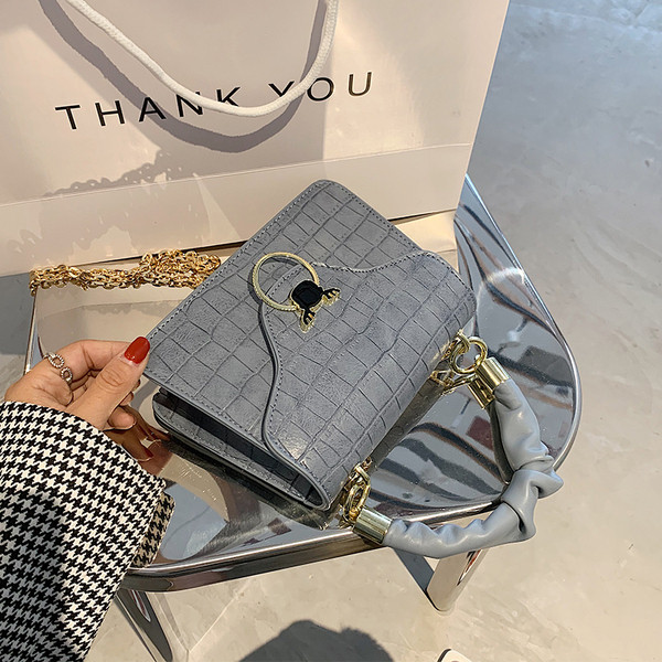 Moderna sieviešu soma ar metāla aizdari un diviem rokturiem