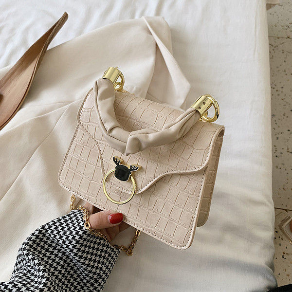 Moderna sieviešu soma ar metāla aizdari un diviem rokturiem