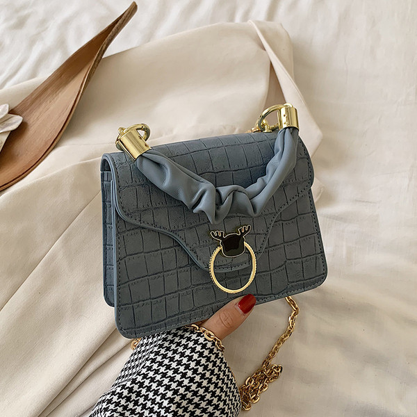 Moderna sieviešu soma ar metāla aizdari un diviem rokturiem