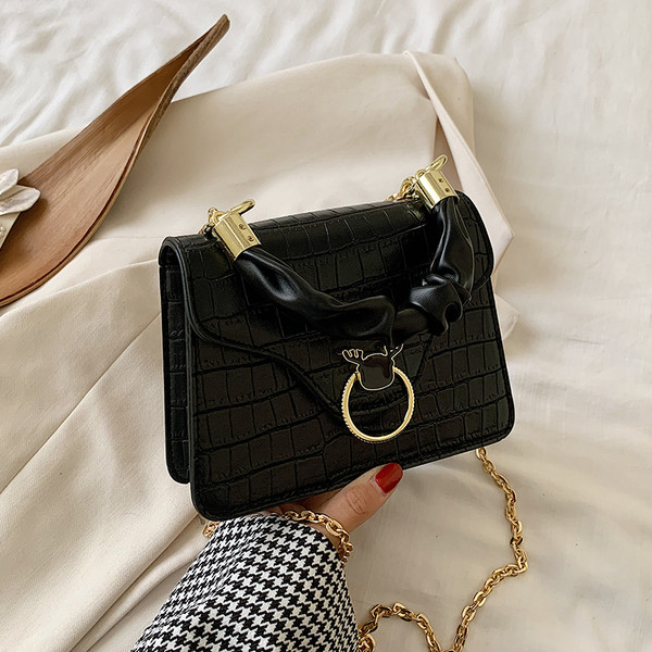 Moderna sieviešu soma ar metāla aizdari un diviem rokturiem