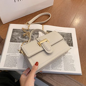 Moderna sieviešu soma ar metāla aizdari un diviem rokturiem