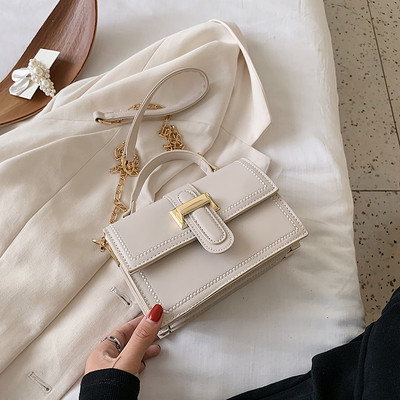 Moderna sieviešu soma ar metāla aizdari un diviem rokturiem